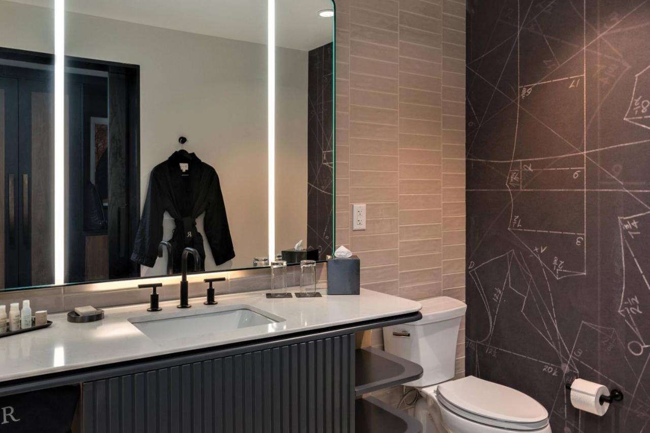 | Renaissance Milwaukee West Hotel
