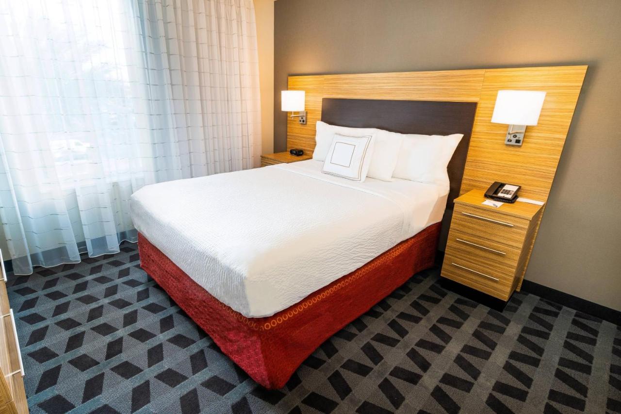 One-Bedroom Queen Suite with Sofa Bed at TownePlace Suites By Marriott Las Vegas Stadium District