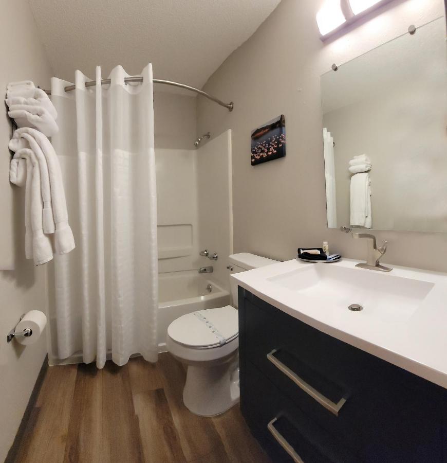 | Hilltop Inn & Suites