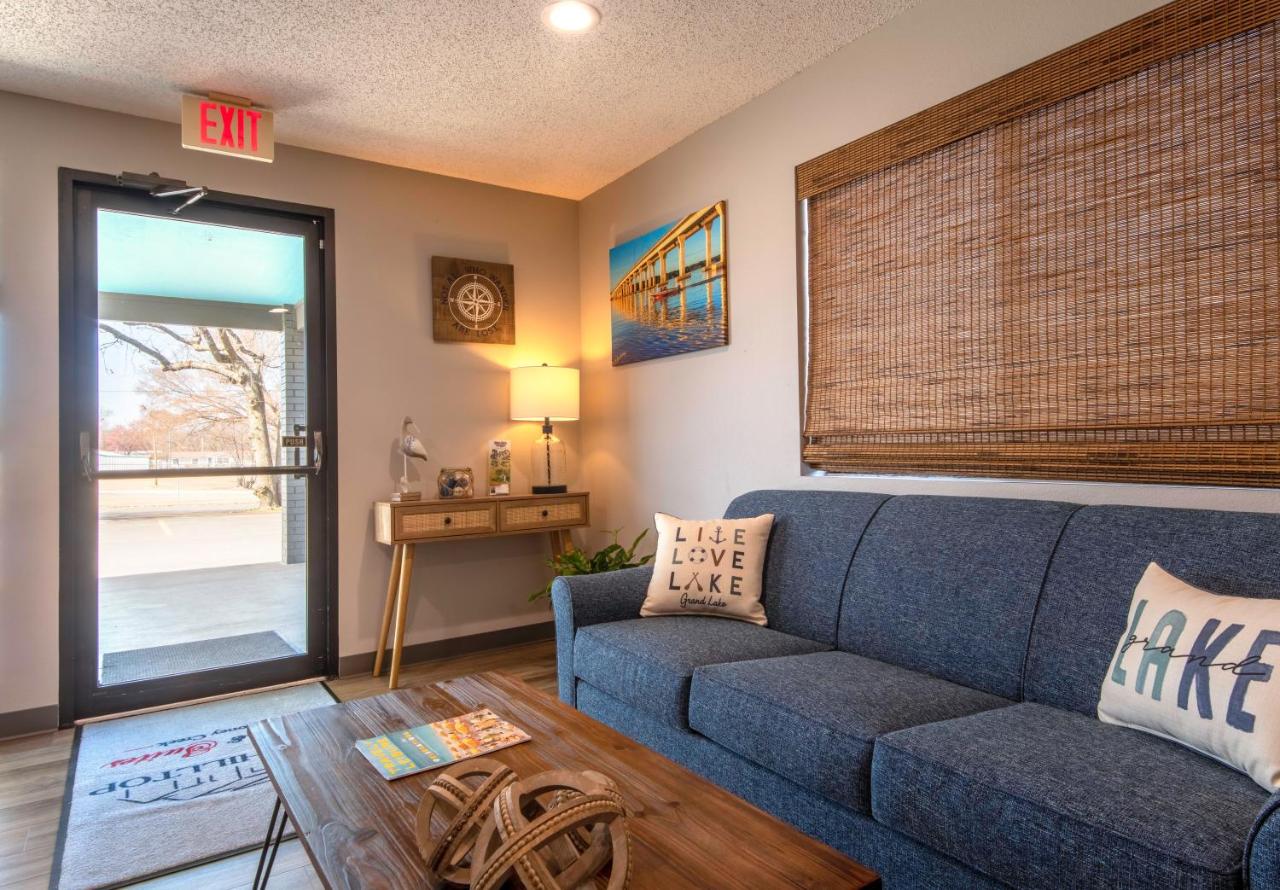 | Hilltop Inn & Suites