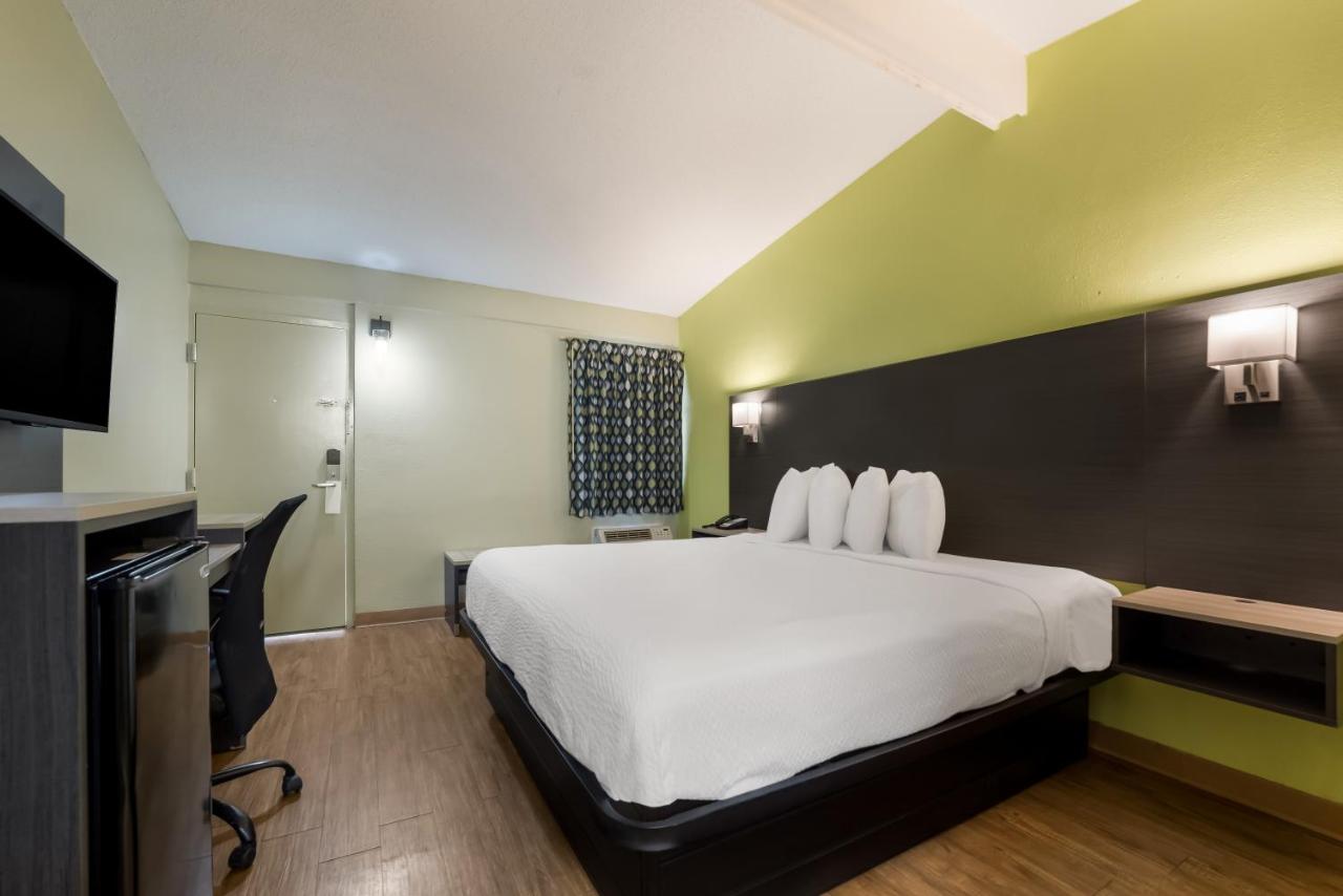 King Room - Disability Access - Poolside at SureStay Hotel by Best Western Columbus Downtown