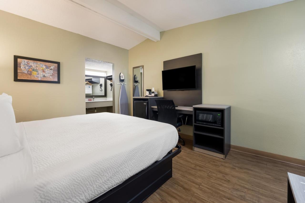 King Room - Disability Access - Poolside at SureStay Hotel by Best Western Columbus Downtown