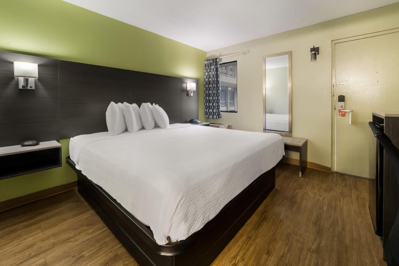 King Room - Disability Access - Poolside at SureStay Hotel by Best Western Columbus Downtown