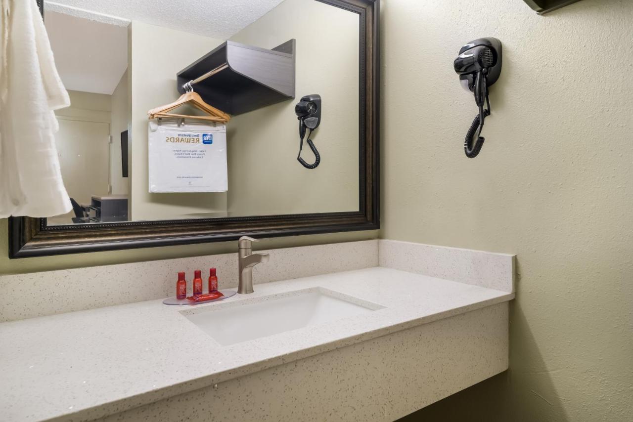 King Room - Disability Access - Poolside at SureStay Hotel by Best Western Columbus Downtown