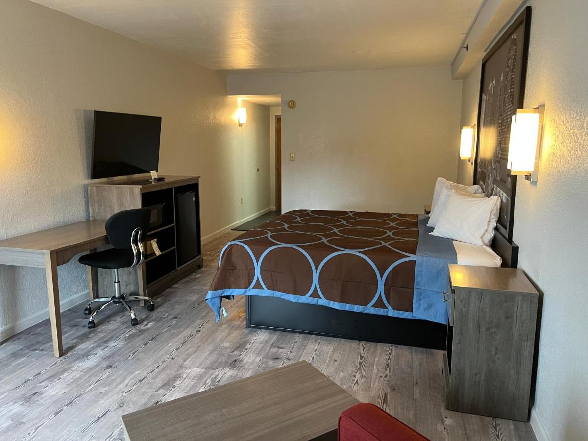 King Suite - Non-Smoking at Super 8 by Wyndham Clemmons/Bermuda Run/Winston-Salem I-40