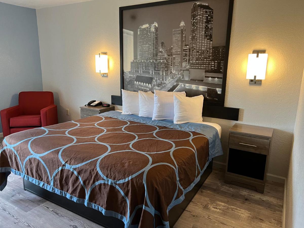 King Suite - Non-Smoking at Super 8 by Wyndham Clemmons/Bermuda Run/Winston-Salem I-40