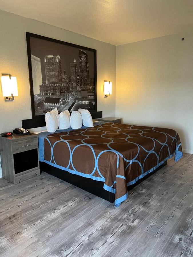 King Room - Non-Smoking at Super 8 by Wyndham Clemmons/Bermuda Run/Winston-Salem I-40