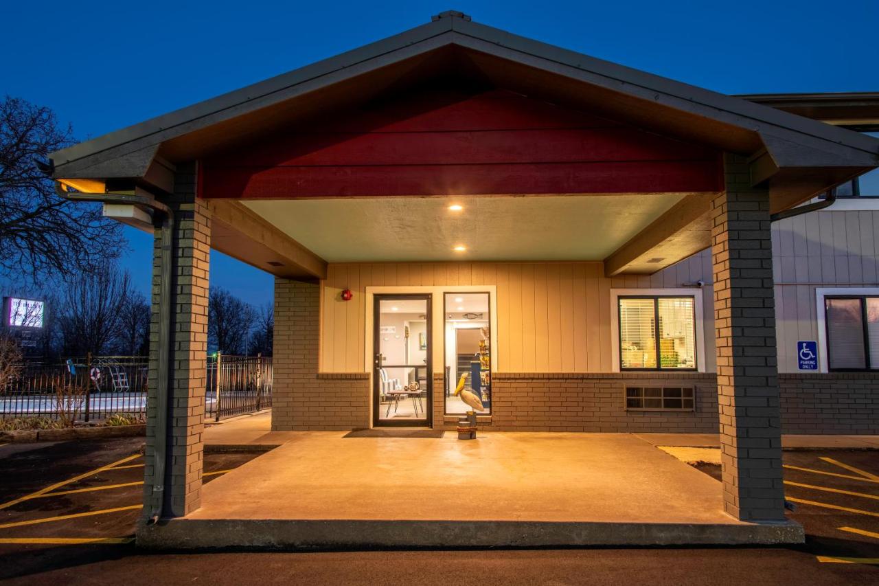 | Hilltop Inn & Suites