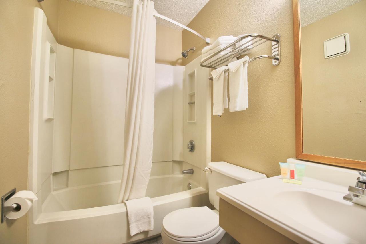 Queen Room - Disability Access/Non-Smoking at Super 8 by Wyndham Kenosha/Pleasant Prairie