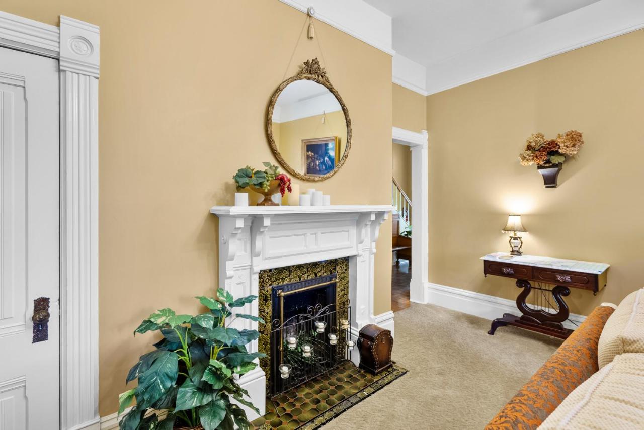 | Hennessey House Bed and Breakfast