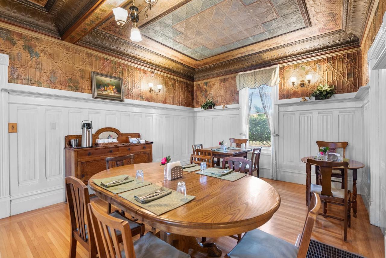 | Hennessey House Bed and Breakfast