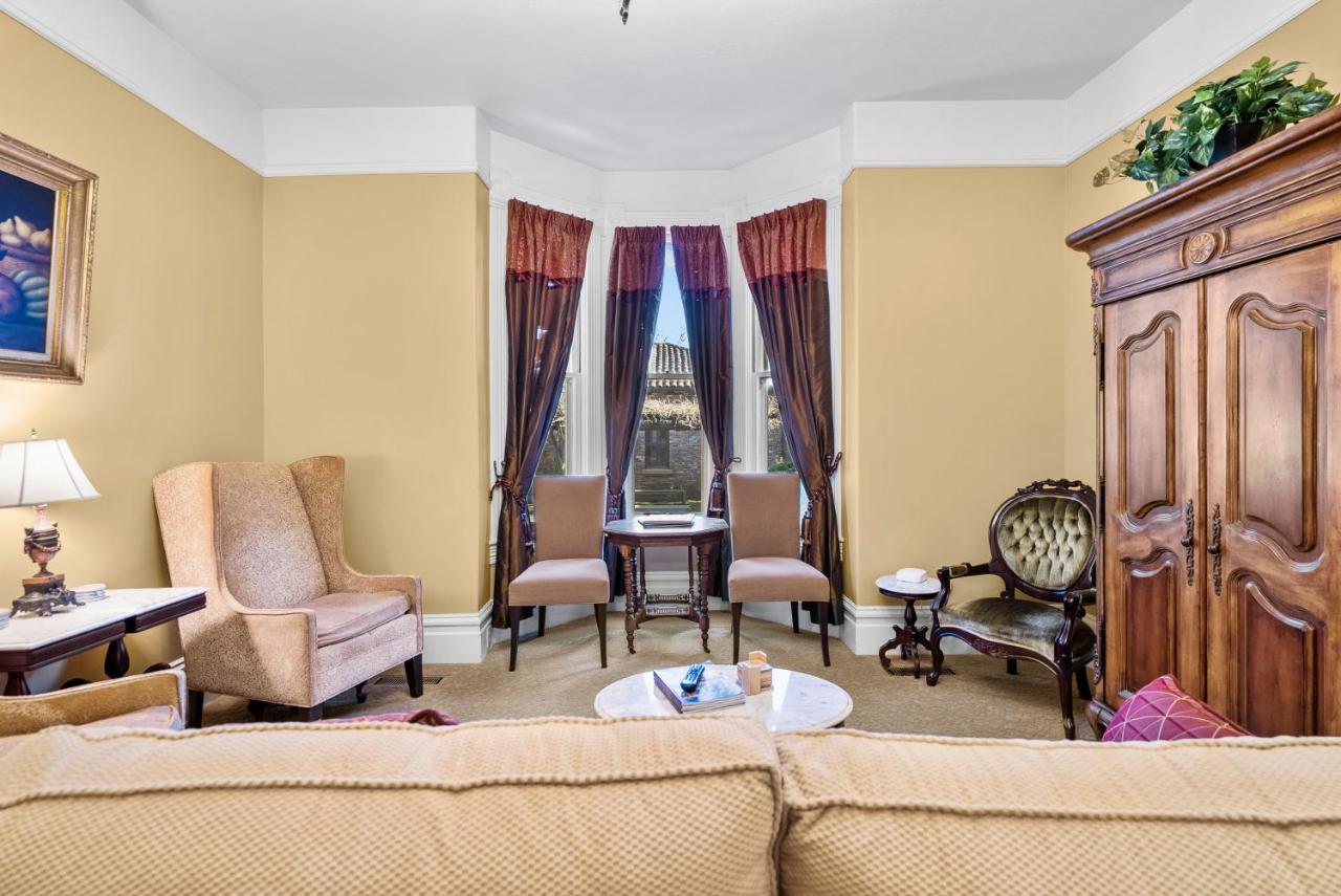 | Hennessey House Bed and Breakfast