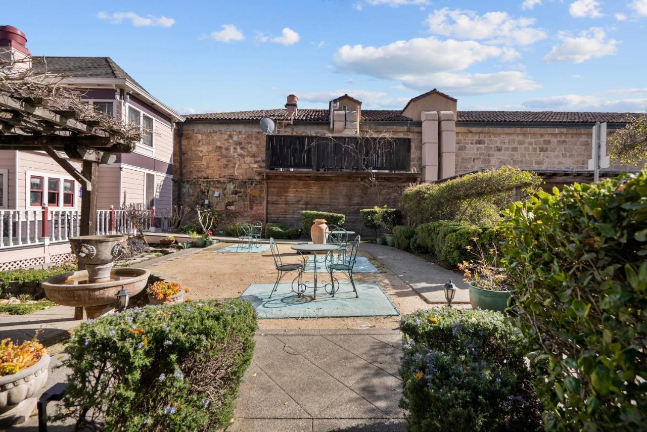 | Hennessey House Bed and Breakfast