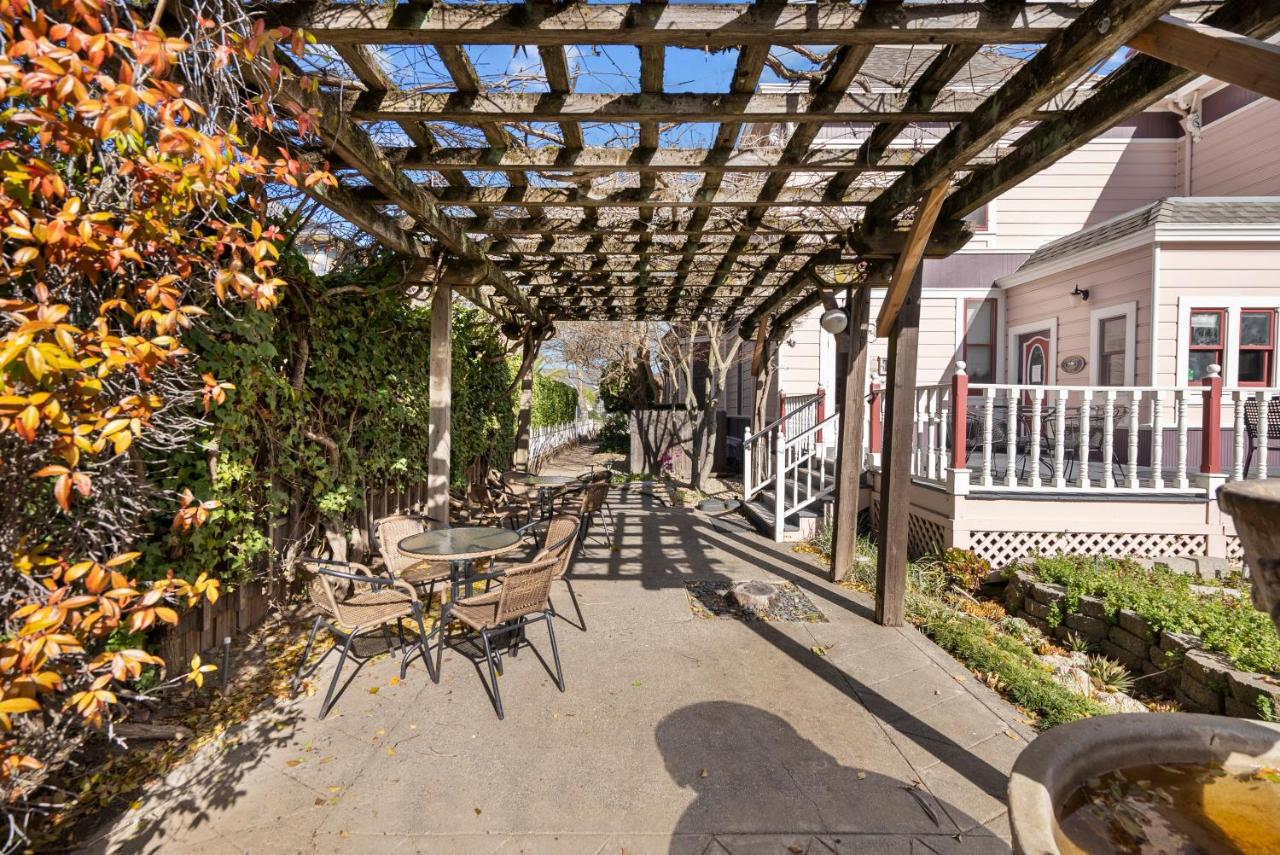 | Hennessey House Bed and Breakfast