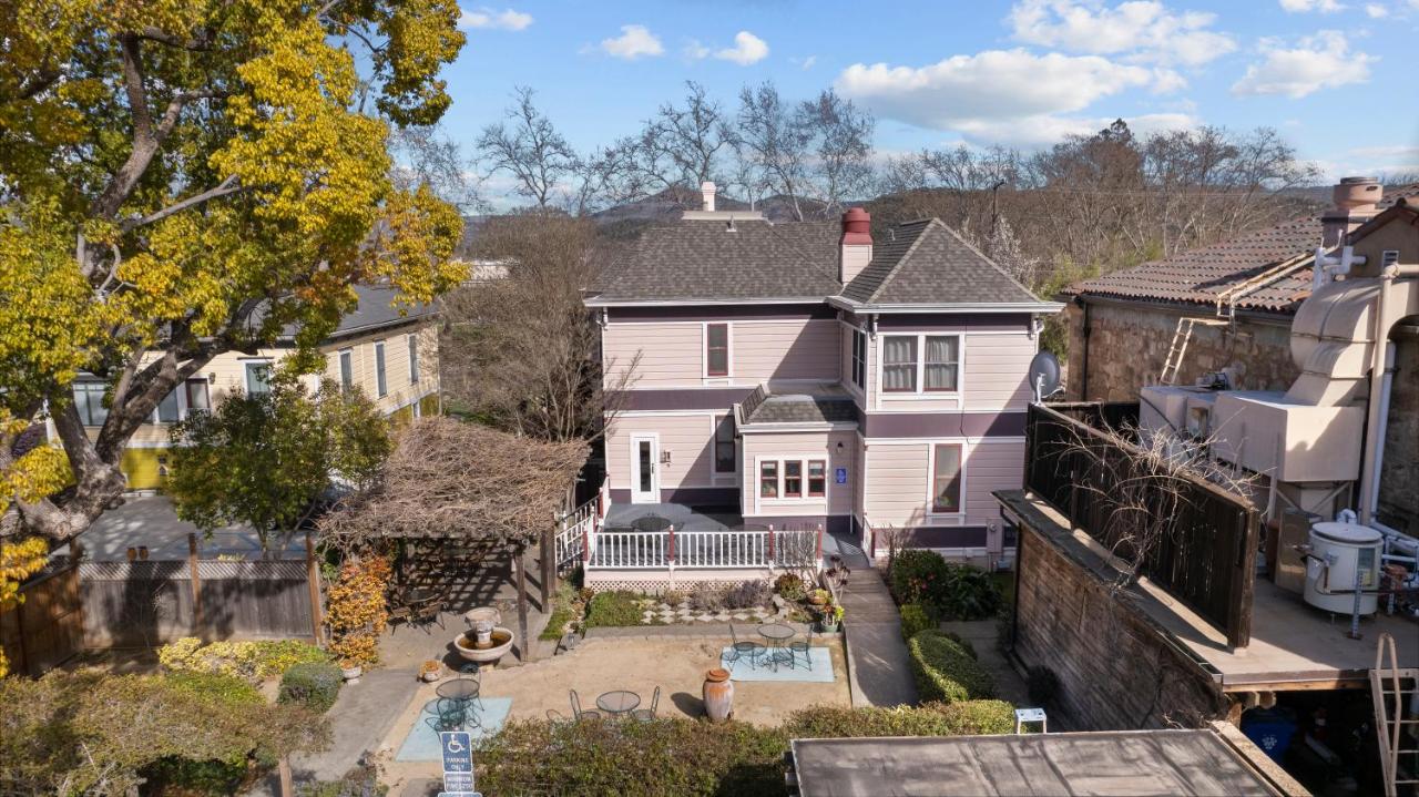 | Hennessey House Bed and Breakfast