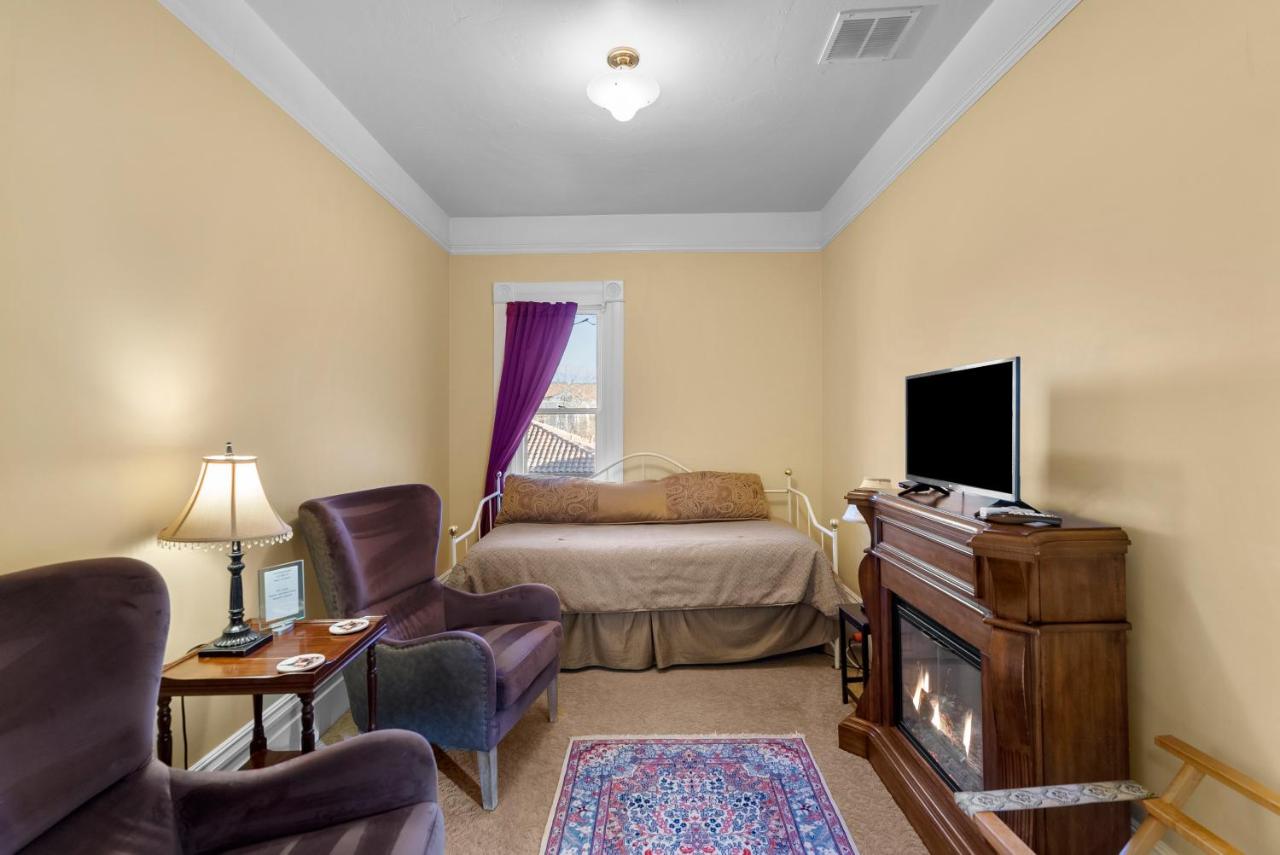 | Hennessey House Bed and Breakfast