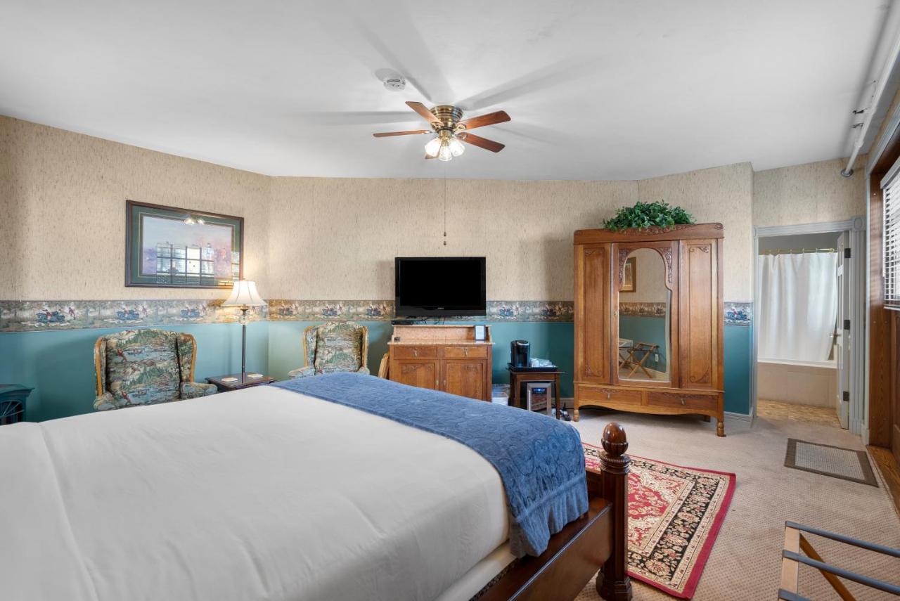 | Hennessey House Bed and Breakfast