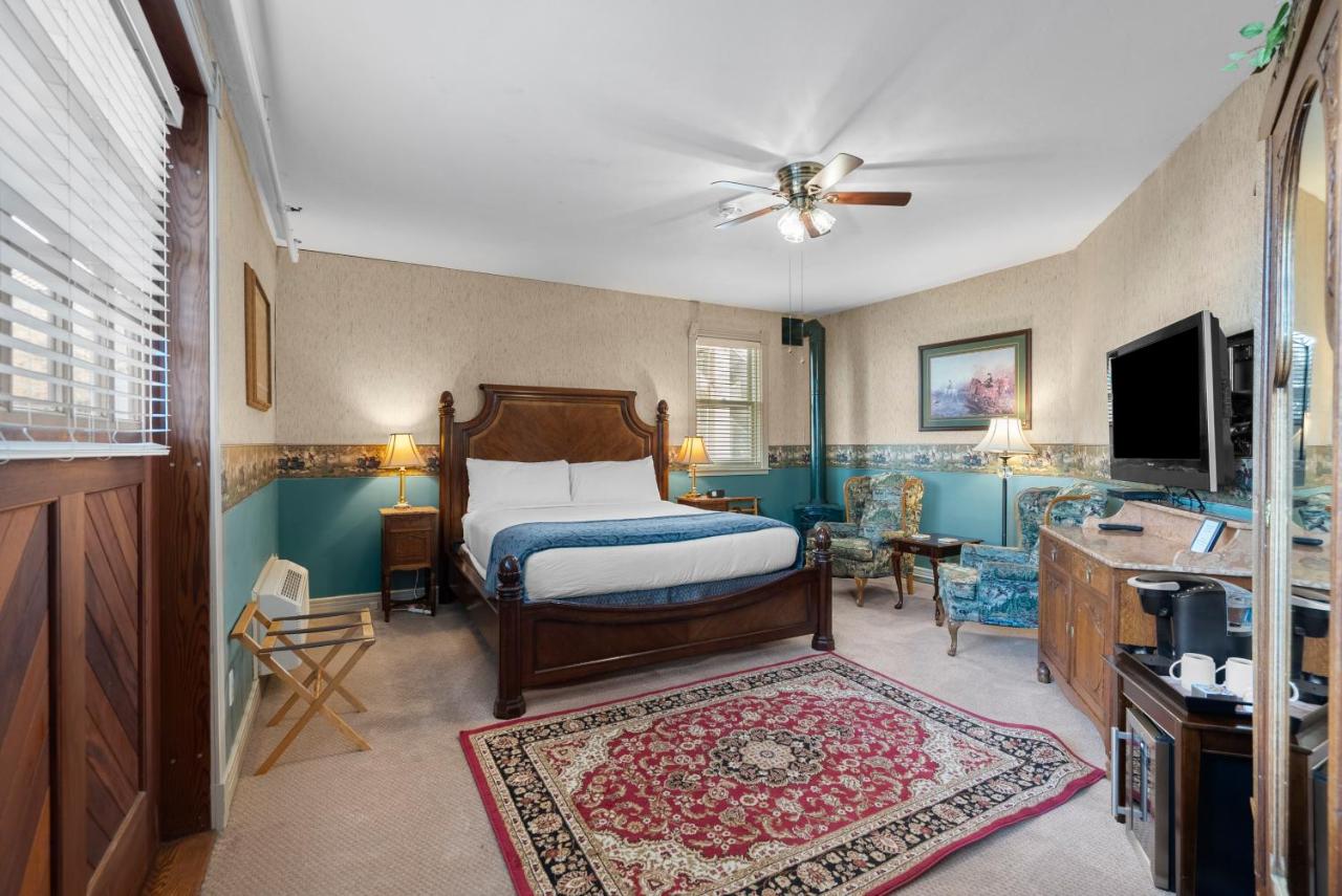 | Hennessey House Bed and Breakfast