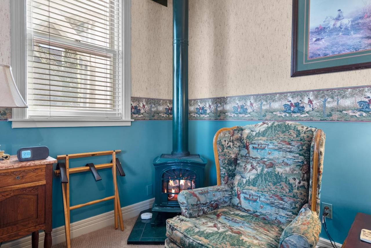 | Hennessey House Bed and Breakfast
