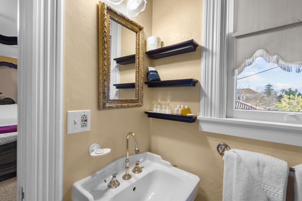 | Hennessey House Bed and Breakfast
