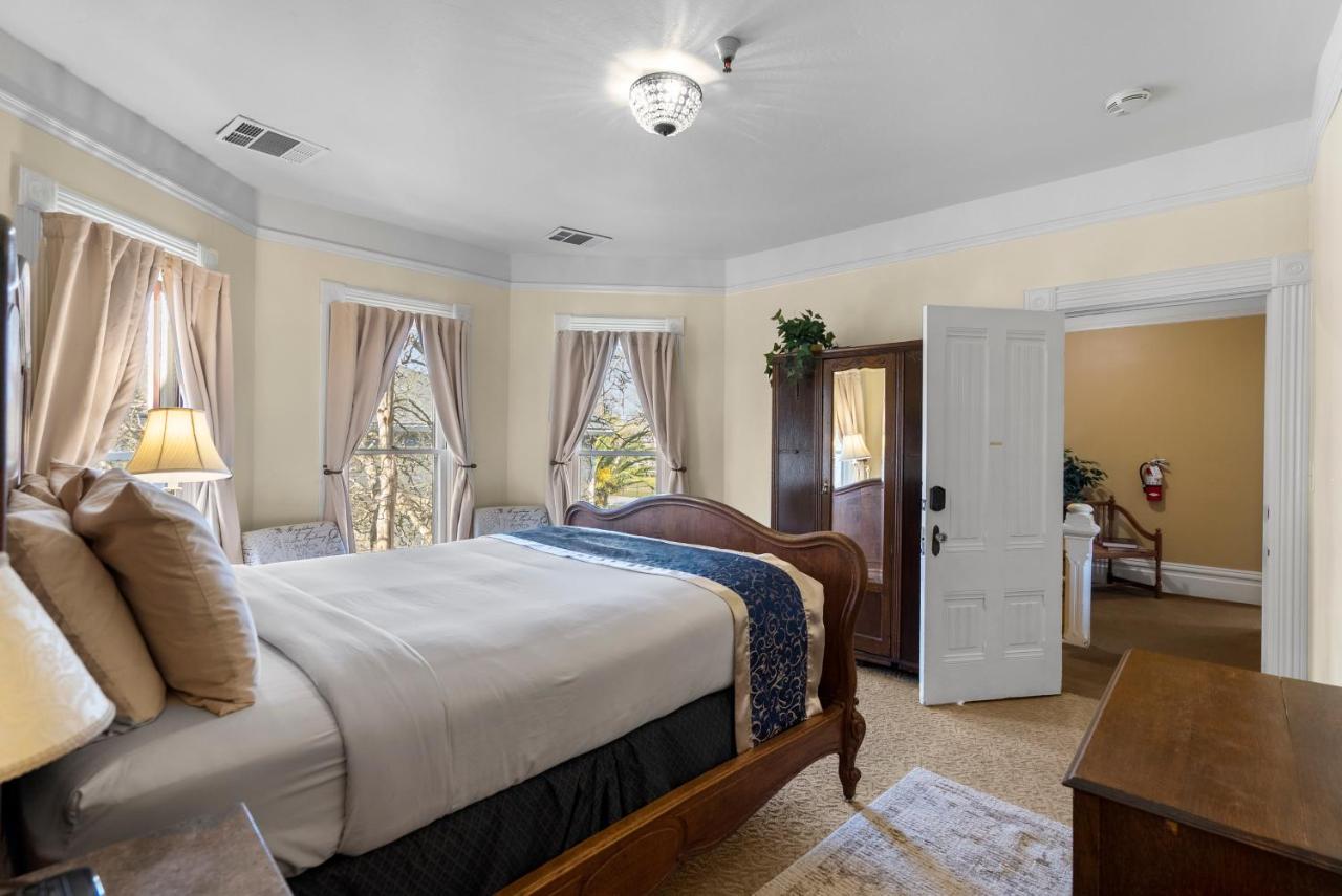 | Hennessey House Bed and Breakfast