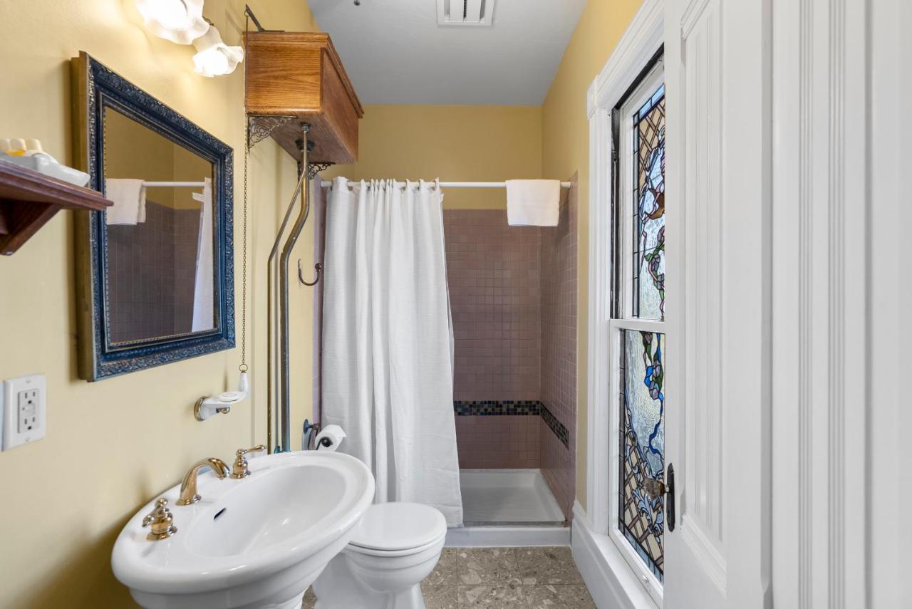 | Hennessey House Bed and Breakfast