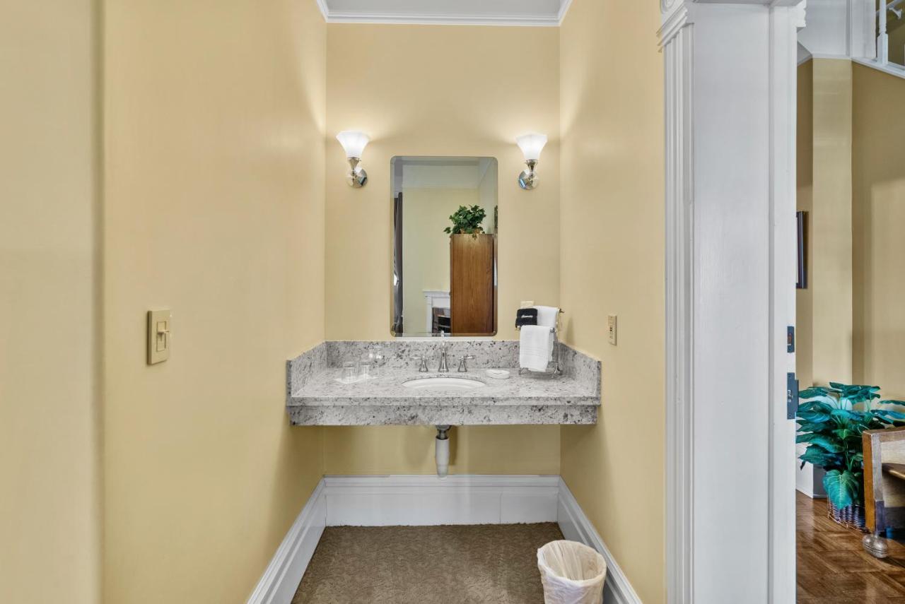 | Hennessey House Bed and Breakfast