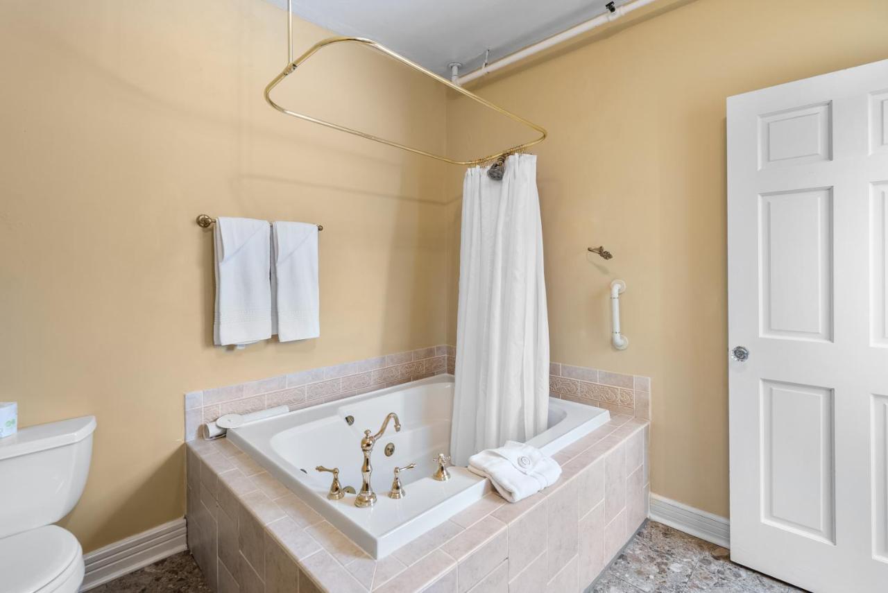 | Hennessey House Bed and Breakfast