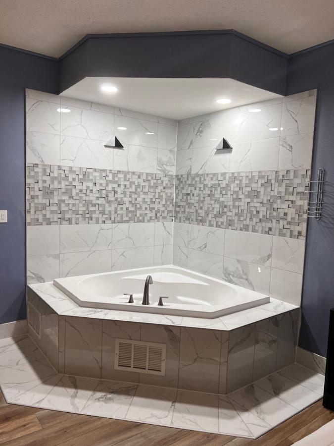 King Studio Suite with Jacuzzi - Non-Smoking at Days Inn by Wyndham Greenville South/Mauldin