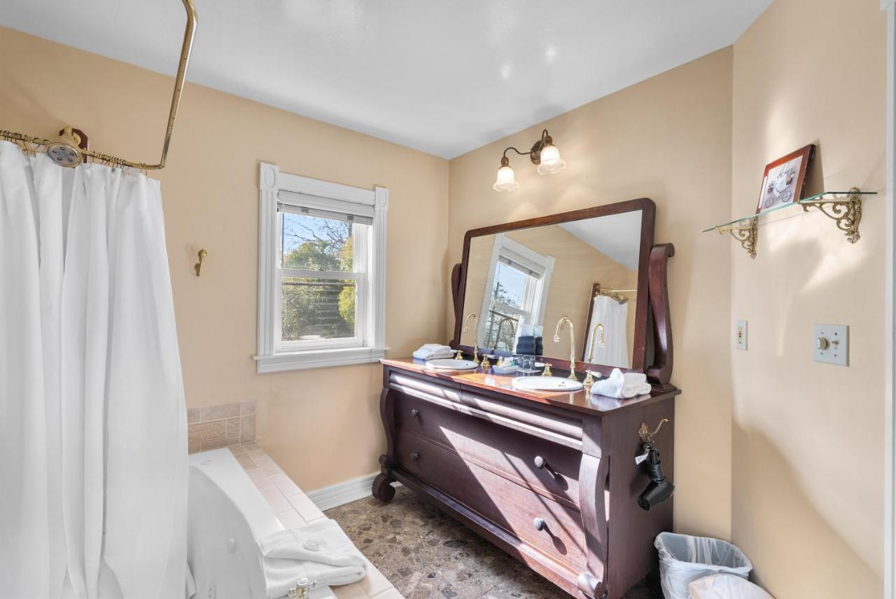  | Hennessey House Bed and Breakfast