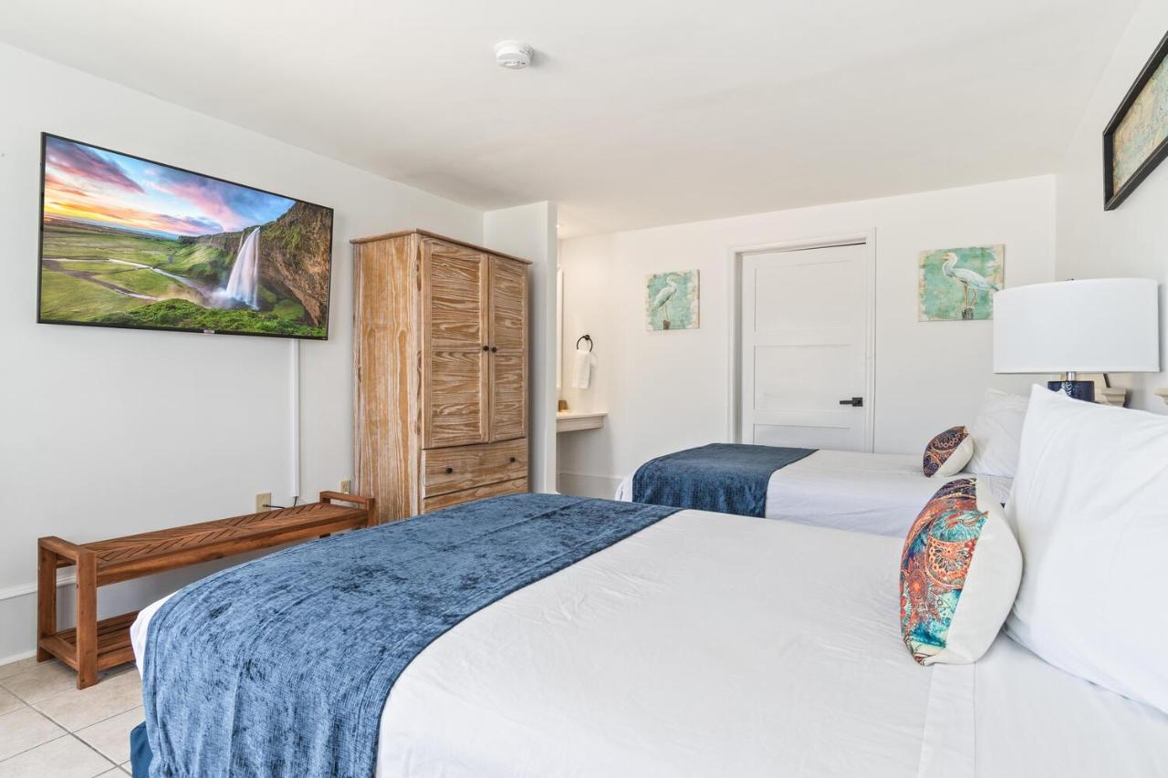 | Lowes Wharf Marina Inn