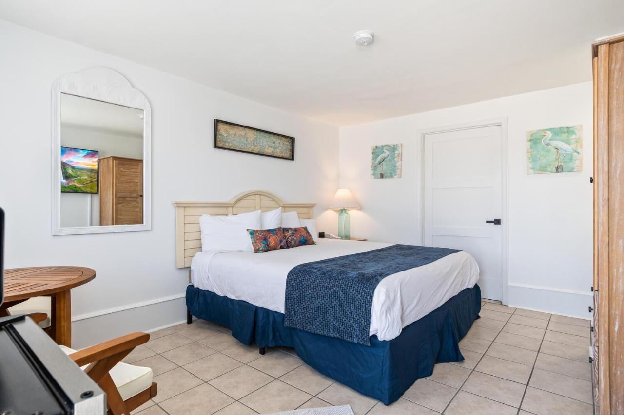 | Lowes Wharf Marina Inn