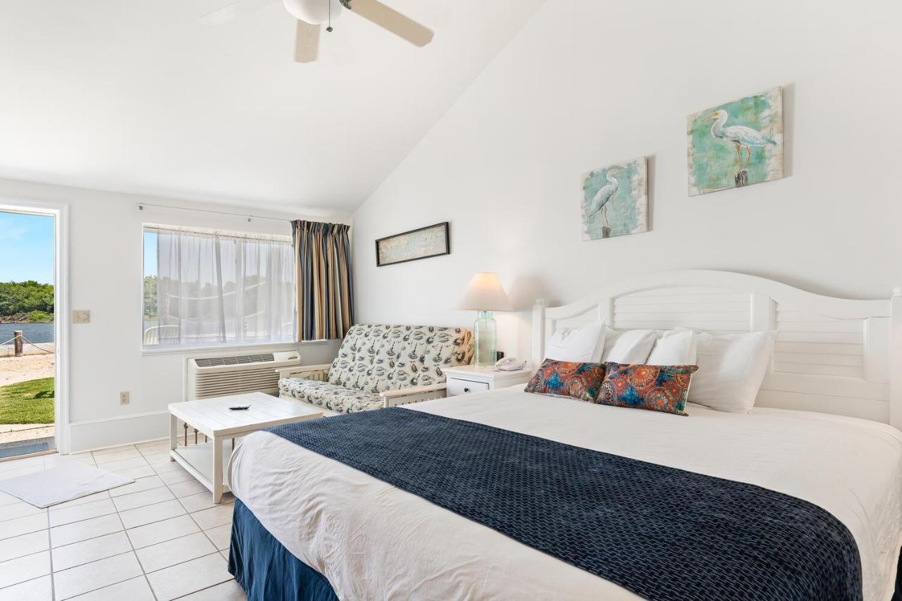 | Lowes Wharf Marina Inn