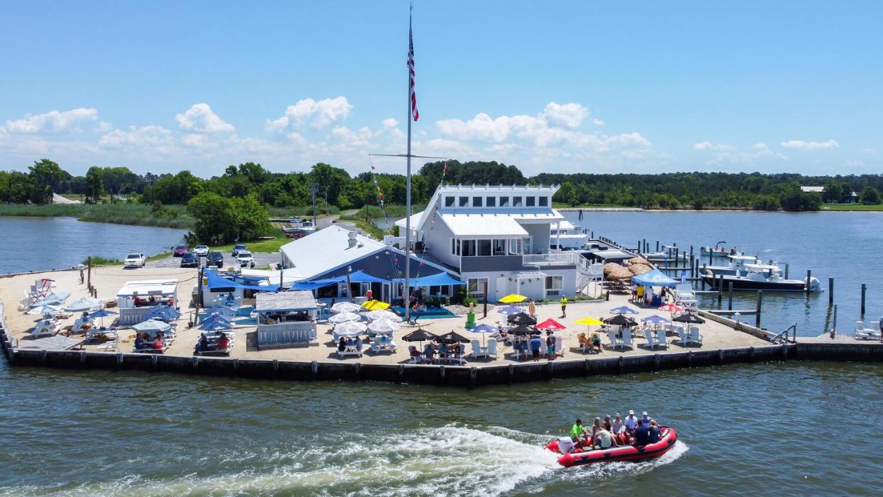 | Lowes Wharf Marina Inn