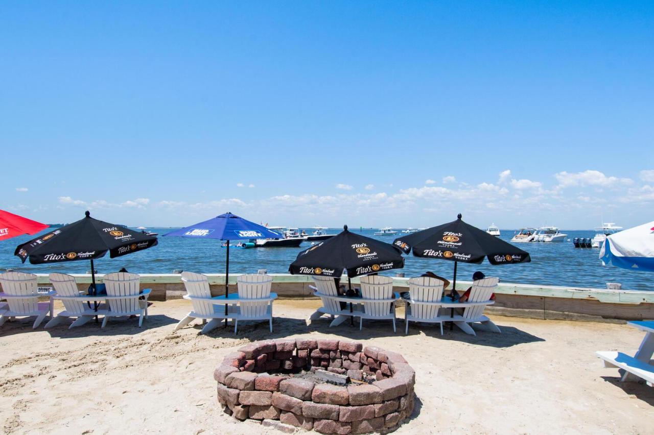 | Lowes Wharf Marina Inn