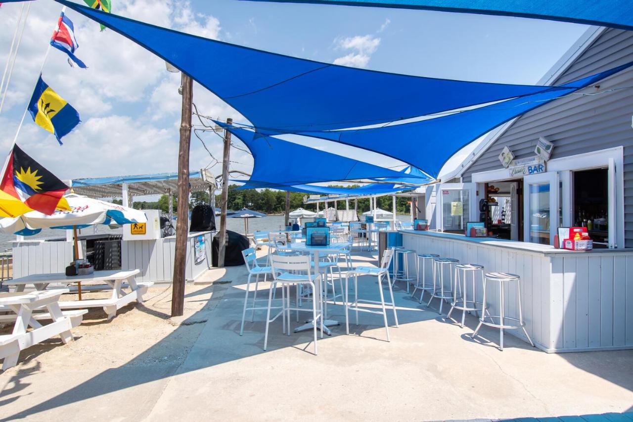 | Lowes Wharf Marina Inn