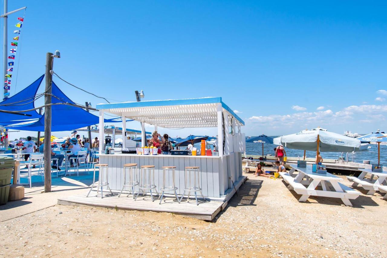 | Lowes Wharf Marina Inn