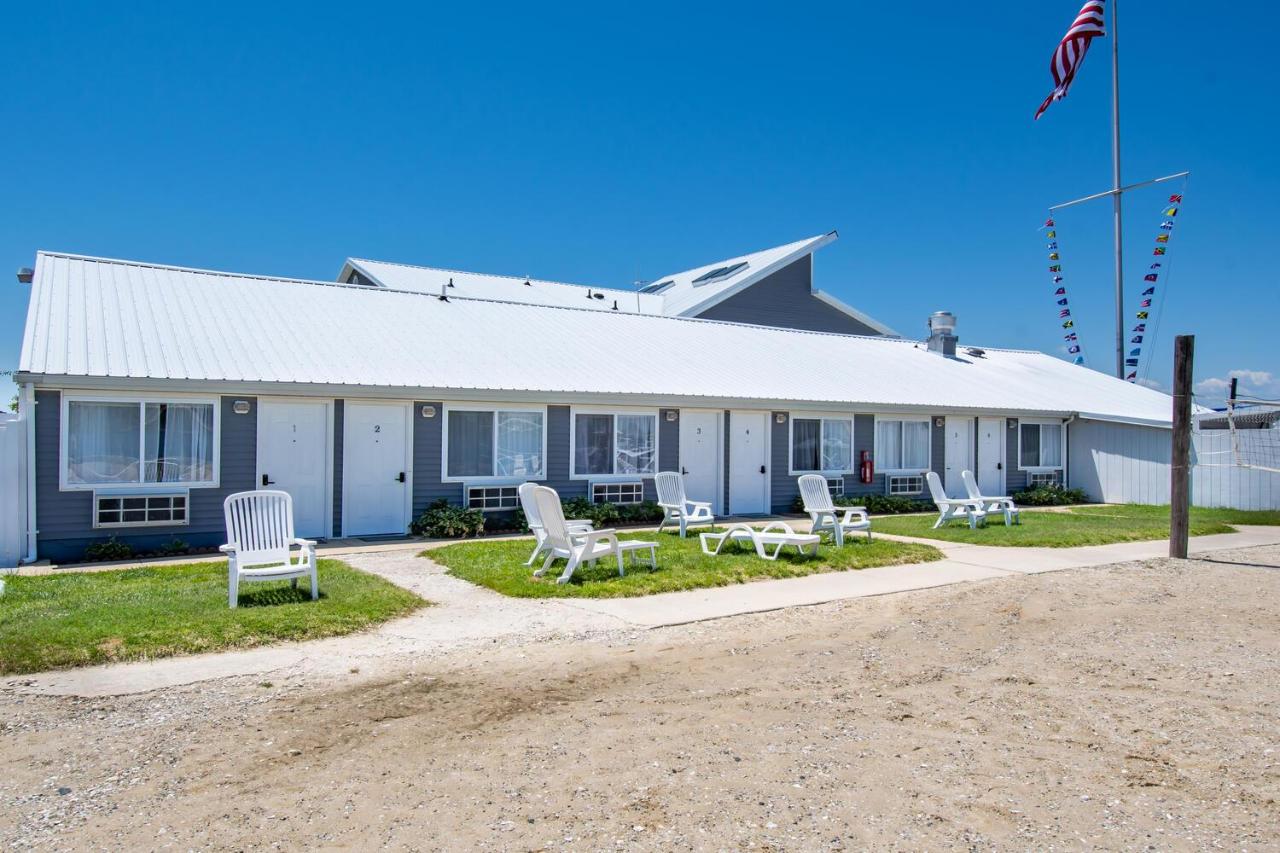| Lowes Wharf Marina Inn