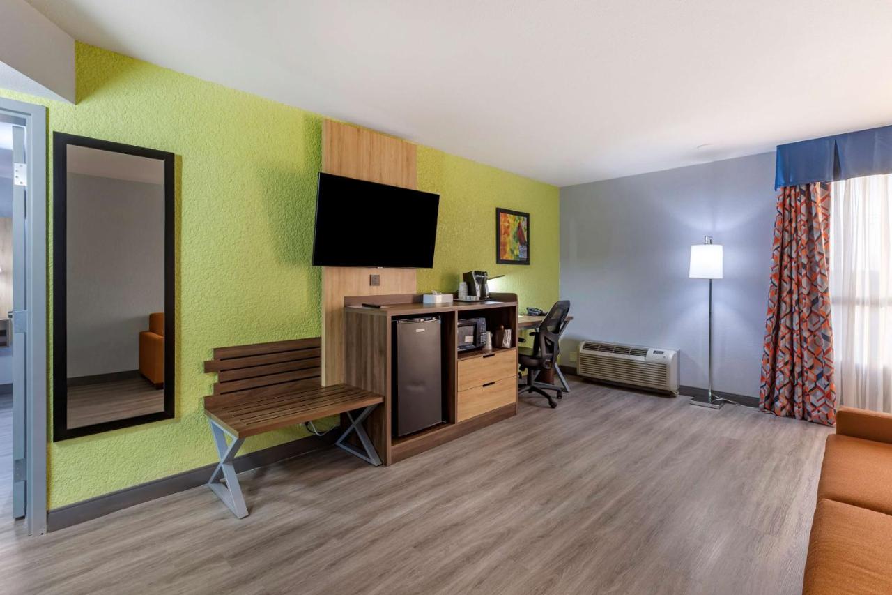 Queen Suite at Best Western Plus St. Louis West-Westport