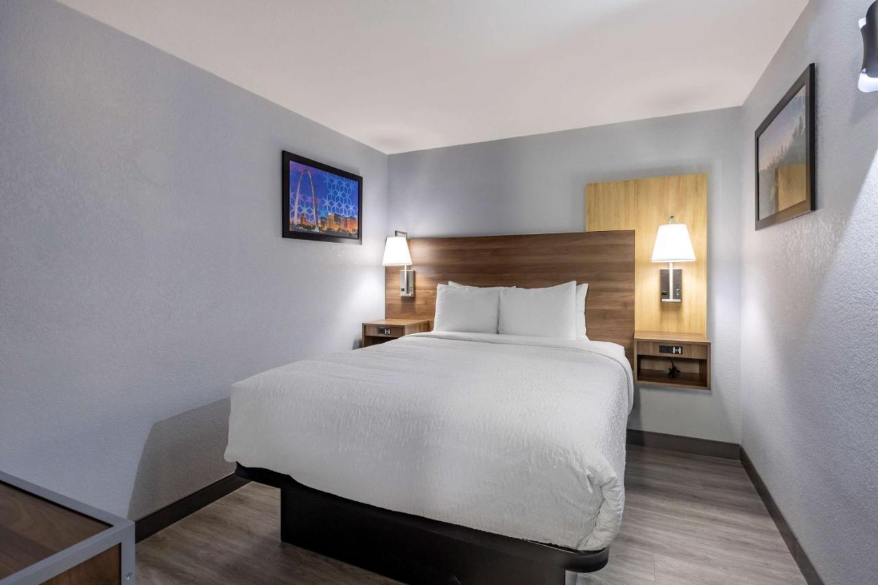 Queen Suite at Best Western Plus St. Louis West-Westport