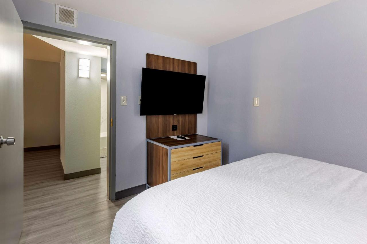 Queen Suite at Best Western Plus St. Louis West-Westport