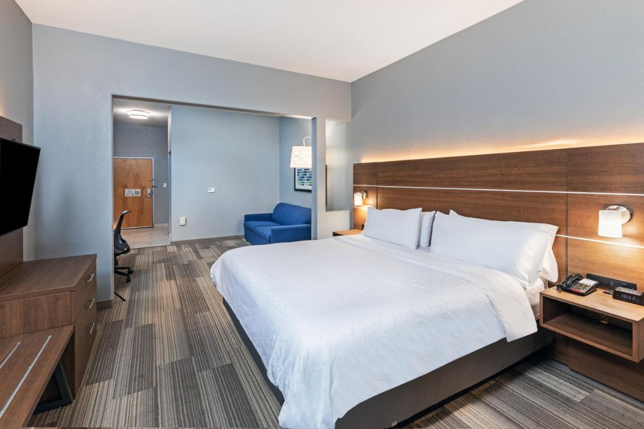 King Suite at Holiday Inn Express & Suites Austin NE - Hutto by IHG