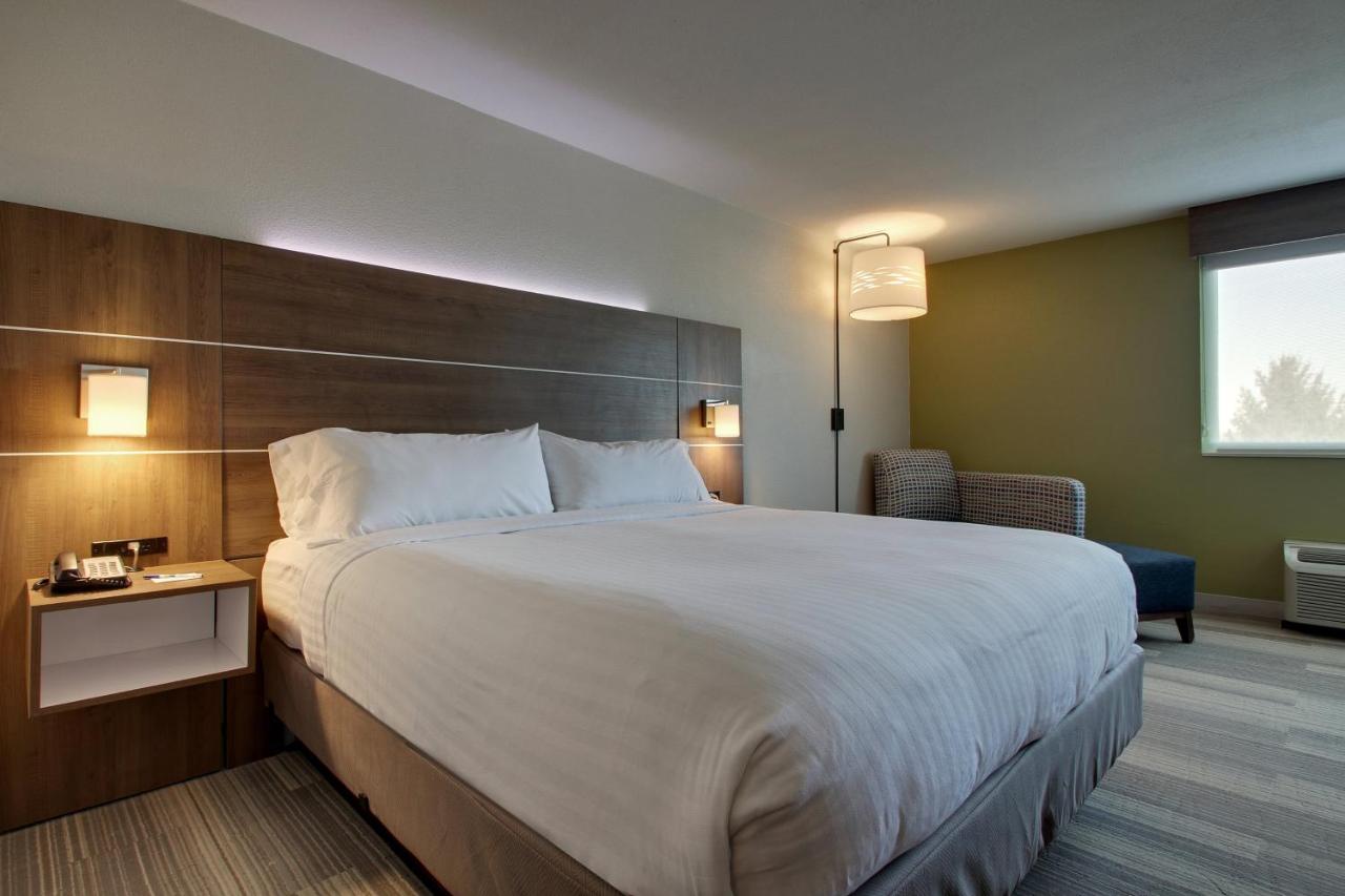 Leisure King Room - Non-Smoking at Holiday Inn Express & Suites Wapakoneta by IHG