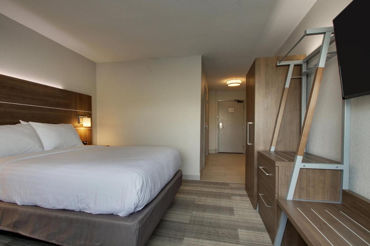 | Holiday Inn Express & Suites Wapakoneta, an IHG Hotel
