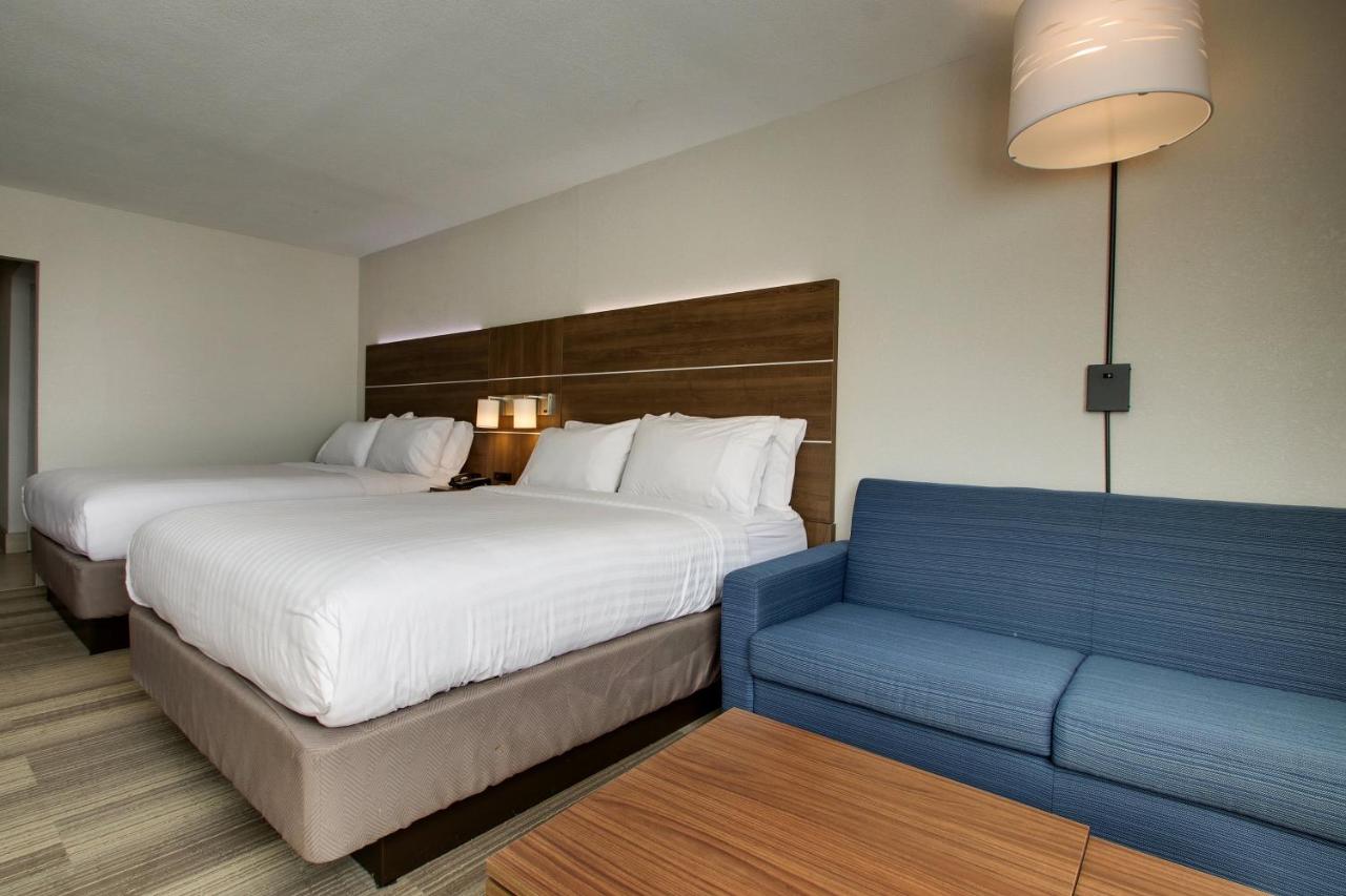 Queen Suite with Two Queen Beds at Holiday Inn Express & Suites Wapakoneta by IHG