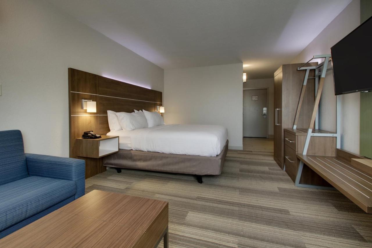 King Suite at Holiday Inn Express & Suites Wapakoneta by IHG