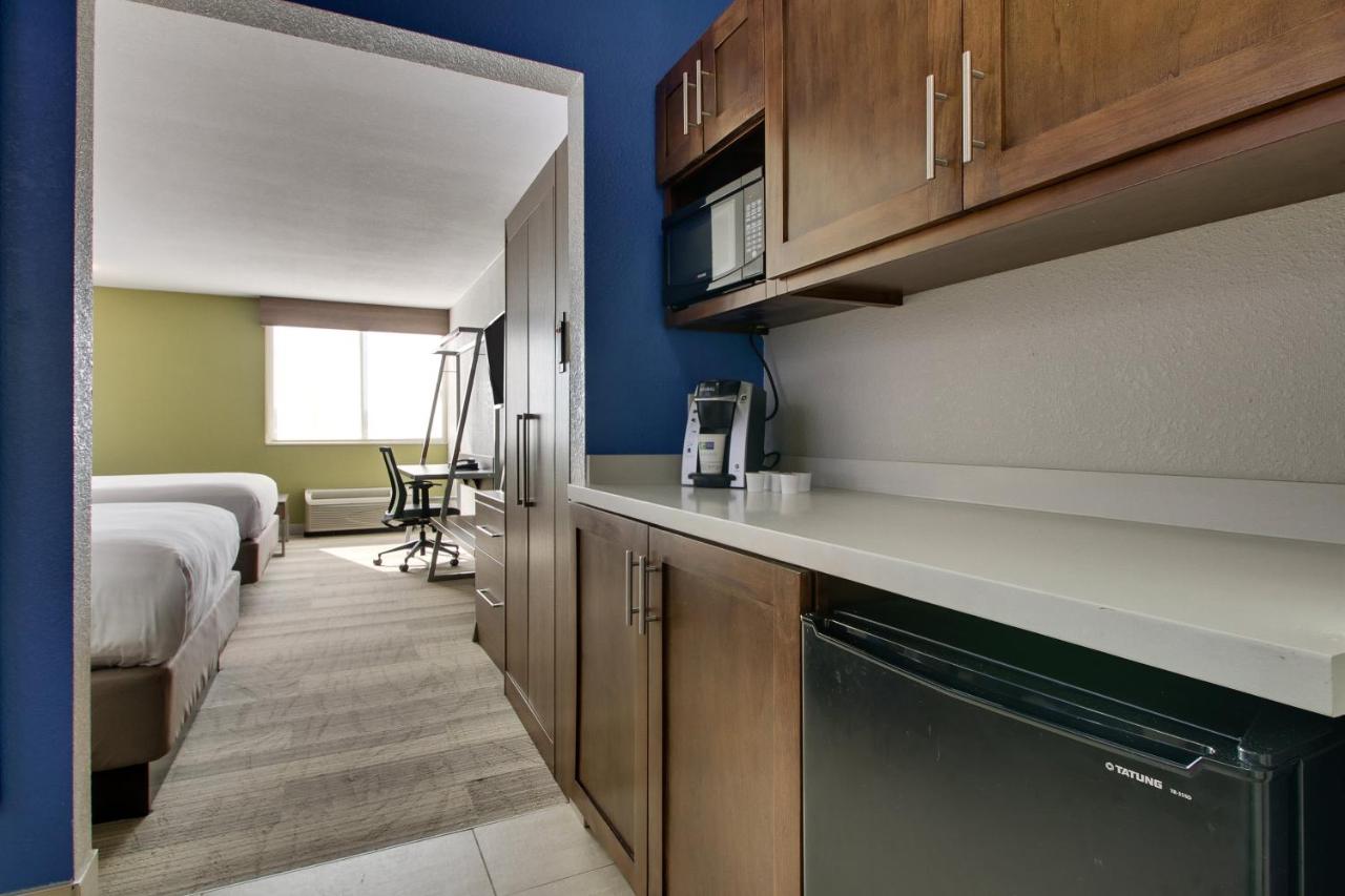 Queen Suite with Two Queen Beds at Holiday Inn Express & Suites Wapakoneta by IHG