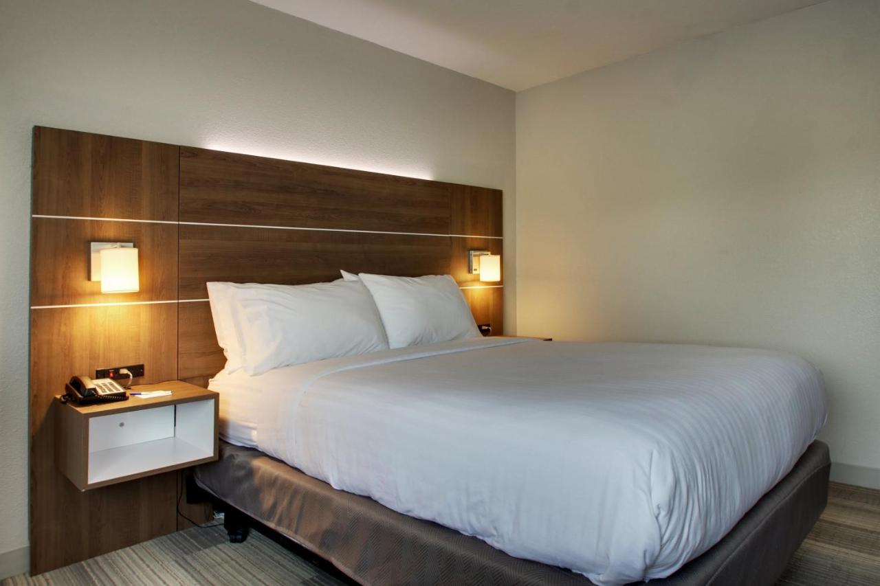 Leisure King Room - Non-Smoking at Holiday Inn Express & Suites Wapakoneta by IHG