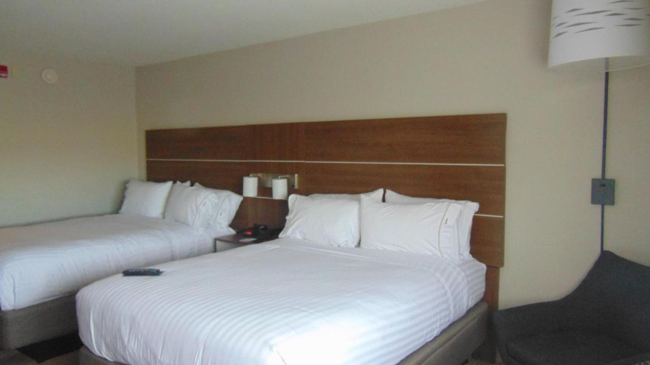 Queen Room with Two Queen Beds - Disability Access at Holiday Inn Express & Suites Wapakoneta by IHG