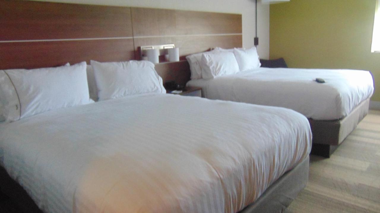 Queen Suite with Two Queen Beds at Holiday Inn Express & Suites Wapakoneta by IHG